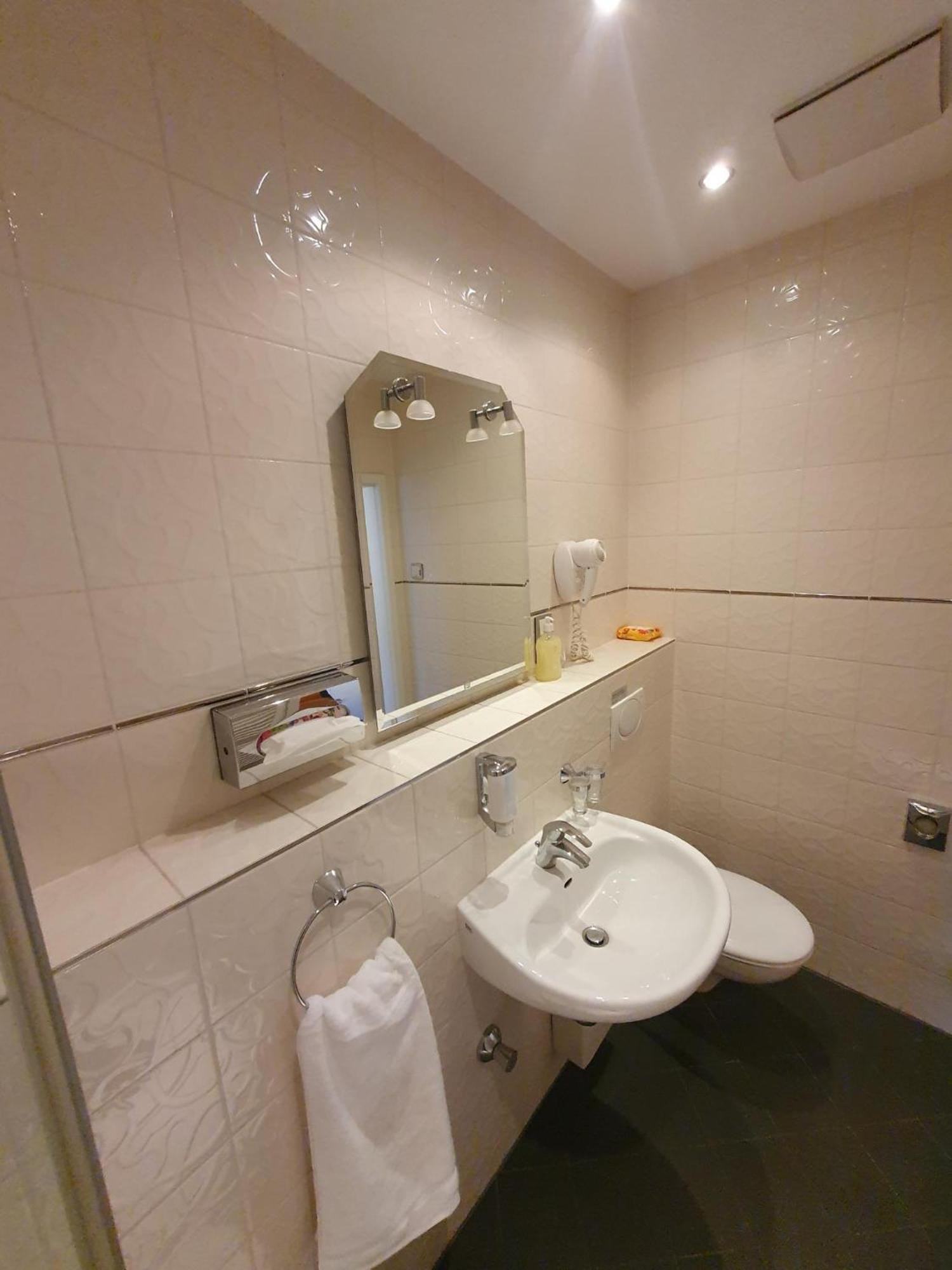 Die Villa, Zimmer 26, Dz 勒沃库森 外观 照片